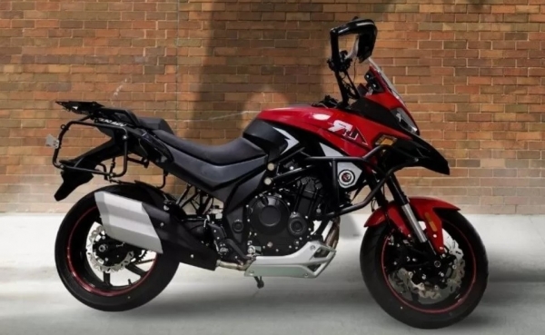 Kırmızı RKN 530 ADV, yan çanta demirli